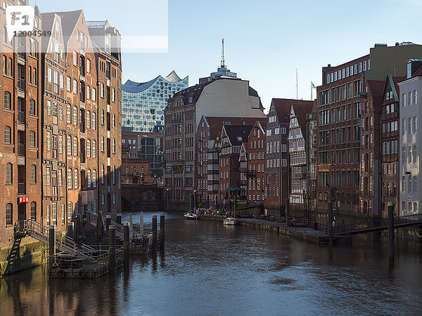 Deutschland  Hamburg  Nikolaikanal mit Elbphilharmonie im Hintergrund