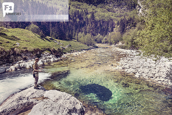 Slowenien  Mann Fliegenfischen im Fluss Soca