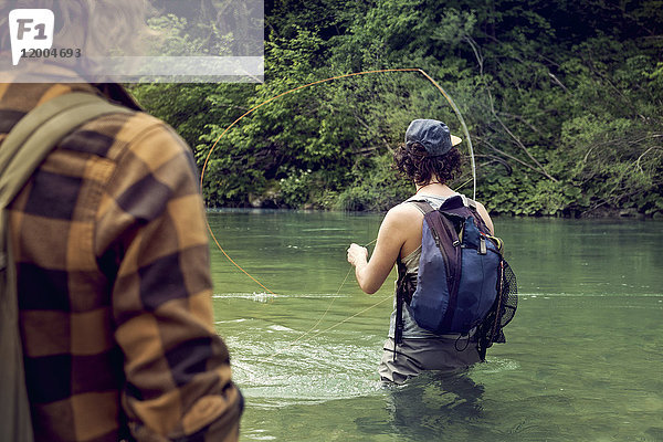 Slowenien  zwei Männer beim Fliegenfischen im Fluss Soca