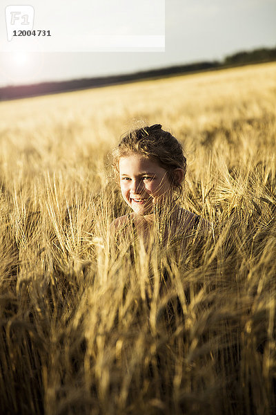 Glückliches Mädchen im Getreidefeld