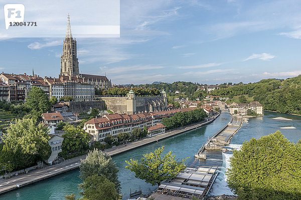 Schweiz  Bern  Stadtbild mit Münster und Aare von der Kirchenfeldbrücke aus gesehen