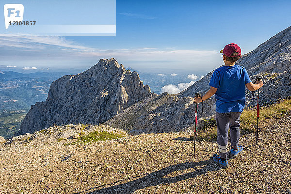 Italien  Abruzzen  Gran Sasso und Monti della Laga Nationalpark  Junge mit Blick auf den Gipfel des Corno Piccolo