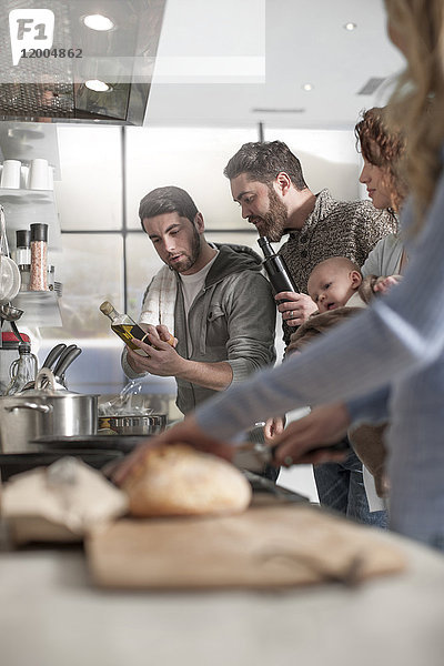 Familie und Freunde bei der Zubereitung einer Mahlzeit in der Küche