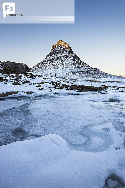 Island  Kirkjufell Berg bei Sonnenuntergang