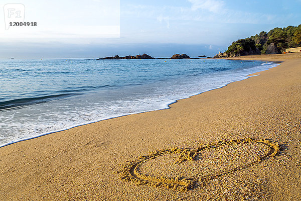 Spanien  Katalonien  Lloret de Mar  Herz am Strand gezeichnet