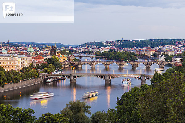 Tschechien  Prag  Stadtbild mit Altstadt  Mala Strana  Karlsbrücke und Tourbooten auf der Moldau