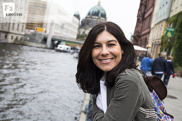 Deutschland  Berlin  Portrait einer lächelnden jungen Frau in der Stadt
