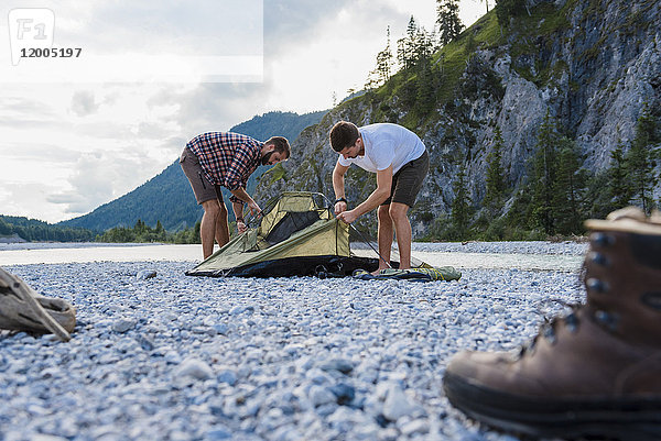 Deutschland  Bayern  zwei Wanderer beim Zelten auf Kiesbett