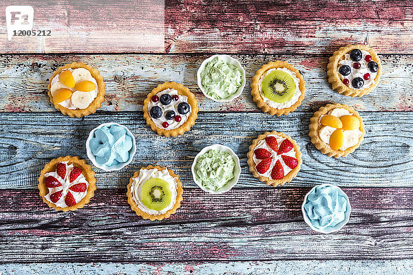 Mini-Pasteten mit Schlagsahne  garniert mit verschiedenen Früchten