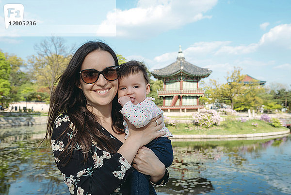 Südkorea  Seoul  Mutter und Baby besuchen Gyeongbokgung Palace