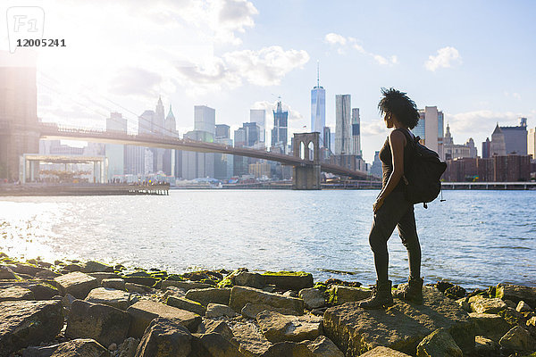 USA  New York City  Brooklyn  Frau am Wasser stehend