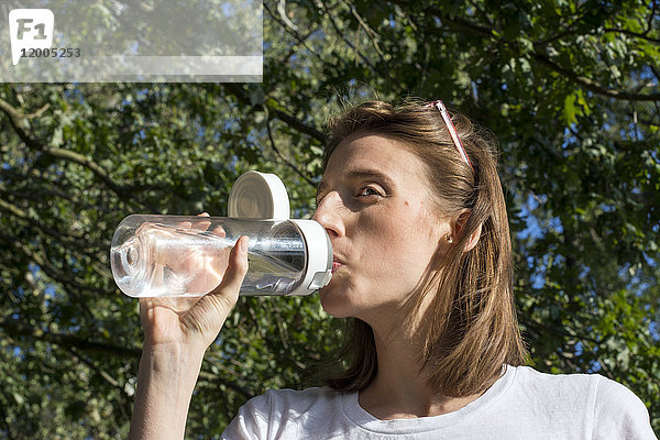 Junge Frau trinkt Wasser