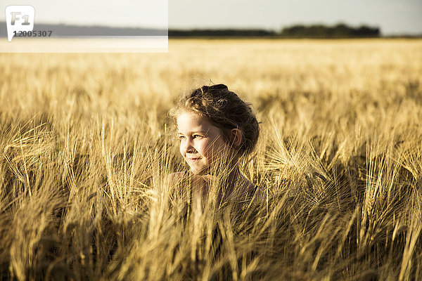 Mädchen im Getreidefeld