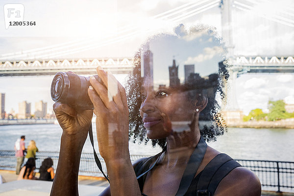 USA  New York City  Brooklyn  Frau mit Blick auf die Kamera