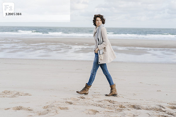 Frau beim Spaziergang am Strand