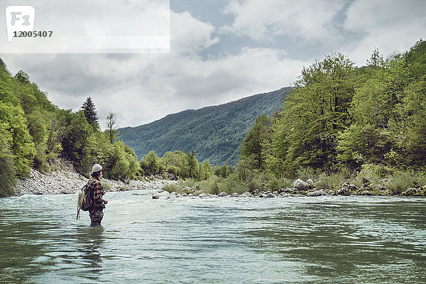 Slowenien  Mann Fliegenfischen im Fluss Soca