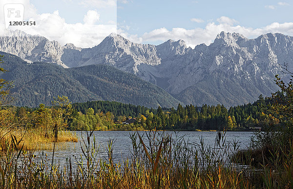 Deutschland  Kruen  Barmsee mit Karwendelgebirge im Hintergrund
