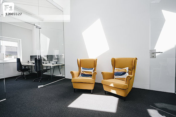 Sessel im leeren modernen Büro