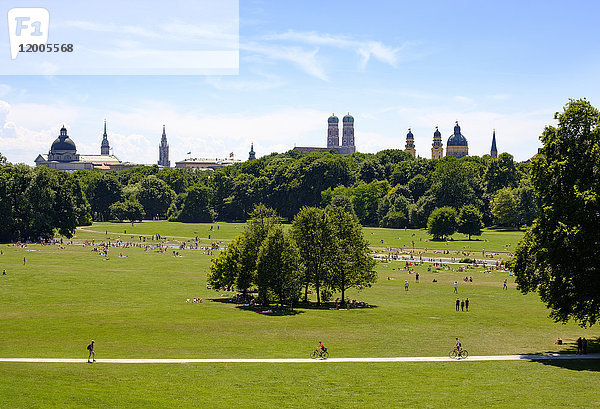 Deutschland  München  Blick auf den Englischen Garten mit Skyline im Hintergrund von Monopteros aus gesehen