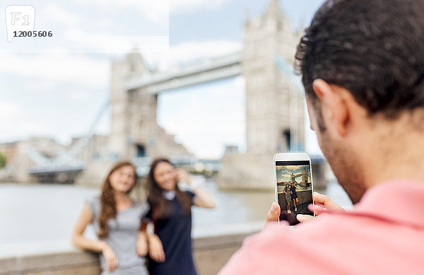 UK  London  Touristen fotografieren in der Nähe der Tower Bridge