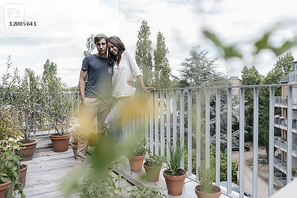 Paar auf dem Balkon stehend
