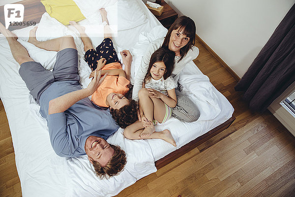 Glückliche Familie im Bett