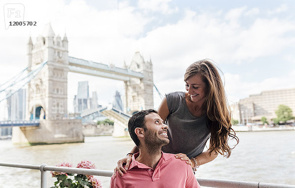 UK  London  glückliches Paar mit der Tower Bridge im Hintergrund