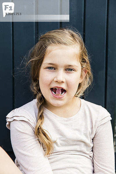 Mädchen mit Süßigkeiten im Mund