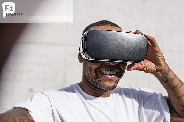 Mann mit Virtual Reality Brille  der sich selbst trägt