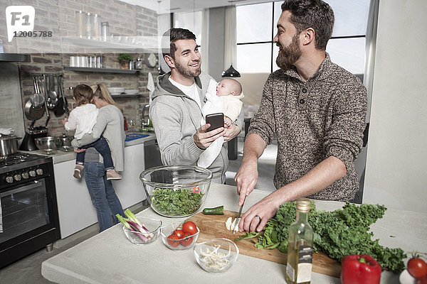 Familie und Freunde bei der Zubereitung einer gesunden Mahlzeit in der Küche