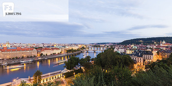 Tschechien  Prag  Stadtbild mit Altstadt  Mala Strana  Karlsbrücke und Tourbooten auf der Moldau