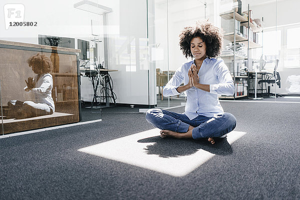 Junge Frau beim Yoga im Büro