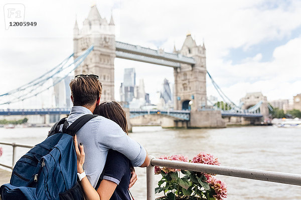 UK  London  verliebtes Paar beim Blick auf die Tower Bridge