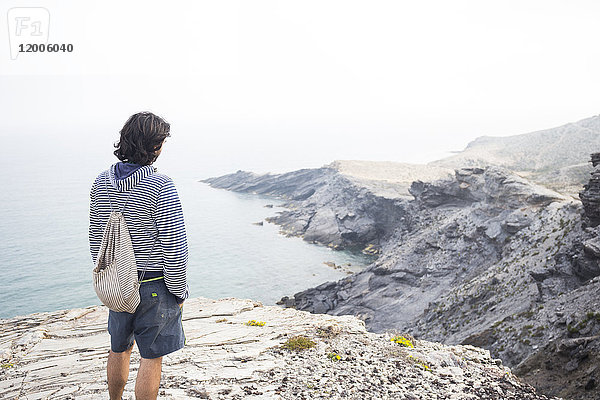 Spanien  Murcia  junger Mann mit Blick aufs Meer