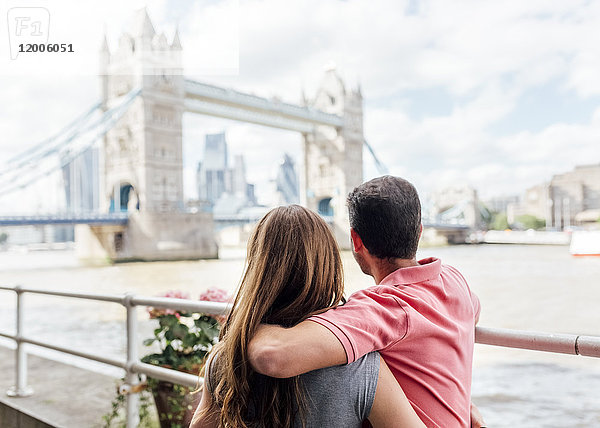UK  London  verliebtes Paar beim Blick auf die Tower Bridge