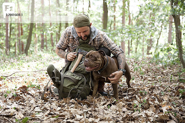Mann mit Hund im Wald