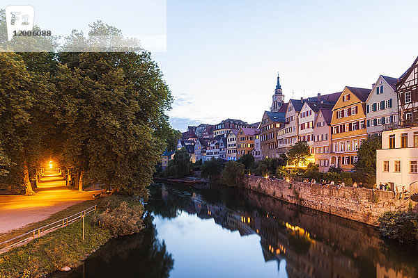 Deutschland  Tübingen  Blick auf die Stadt mit dem Neckar im Vordergrund