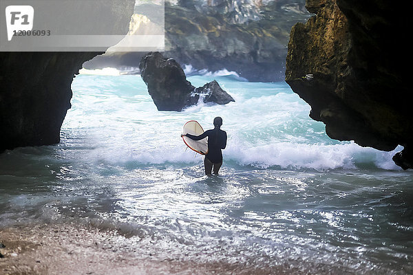 Indonesien  Bali  Rückansicht Surfer mit Surfbrett