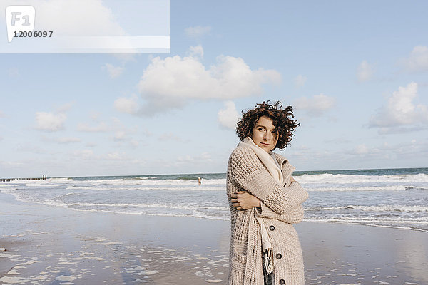 Porträt einer Frau am Strand