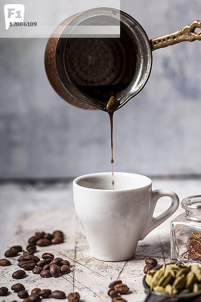 Gießen von arabischem Kaffee in die Tasse