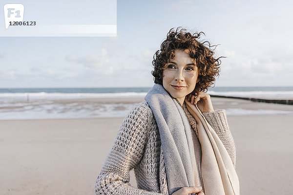 Porträt einer lächelnden Frau am Strand