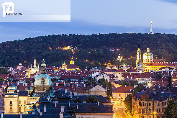 Tschechien  Prag  Stadtbild mit Nikolaikirche und Petrin-Aussichtsturm