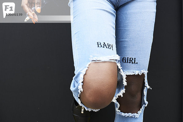 Beine der Frau in Used-Look-Jeans