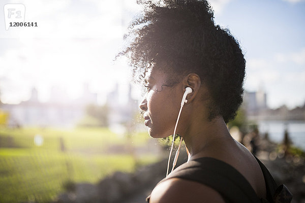 Frau hört Musik im Freien
