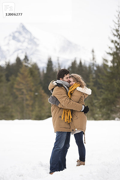 Verliebtes junges Paar in der Winterlandschaft