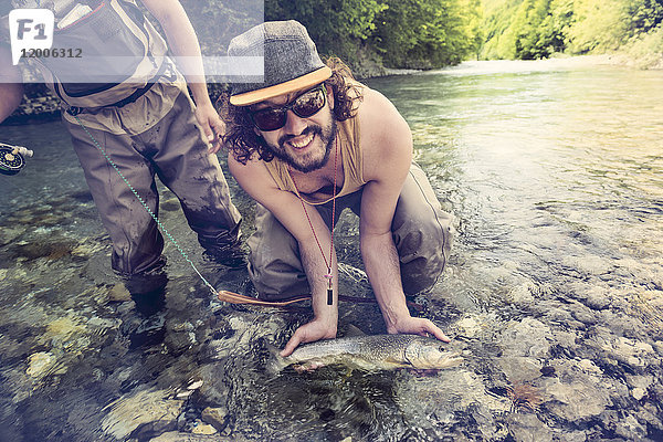 Slowenien  zwei Männer beim Fliegenfischen im Soca-Fluss beim Fischen