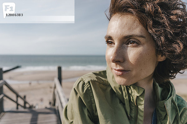 Porträt einer Frau an der Strandpromenade