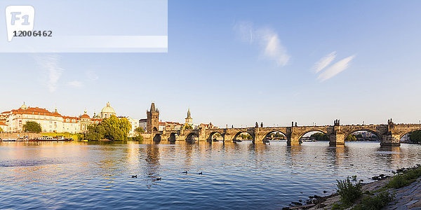 Tschechische Republik  Prag  Moldau und Altstadtbrückenturm an der Karlsbrücke