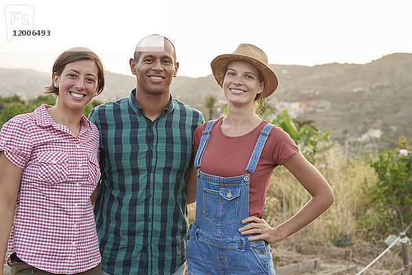 Gruppenbild von drei glücklichen Bauern