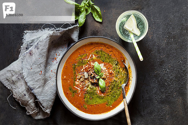 Suppe aus geröstetem Paprika mit Walnüssen und Pesto